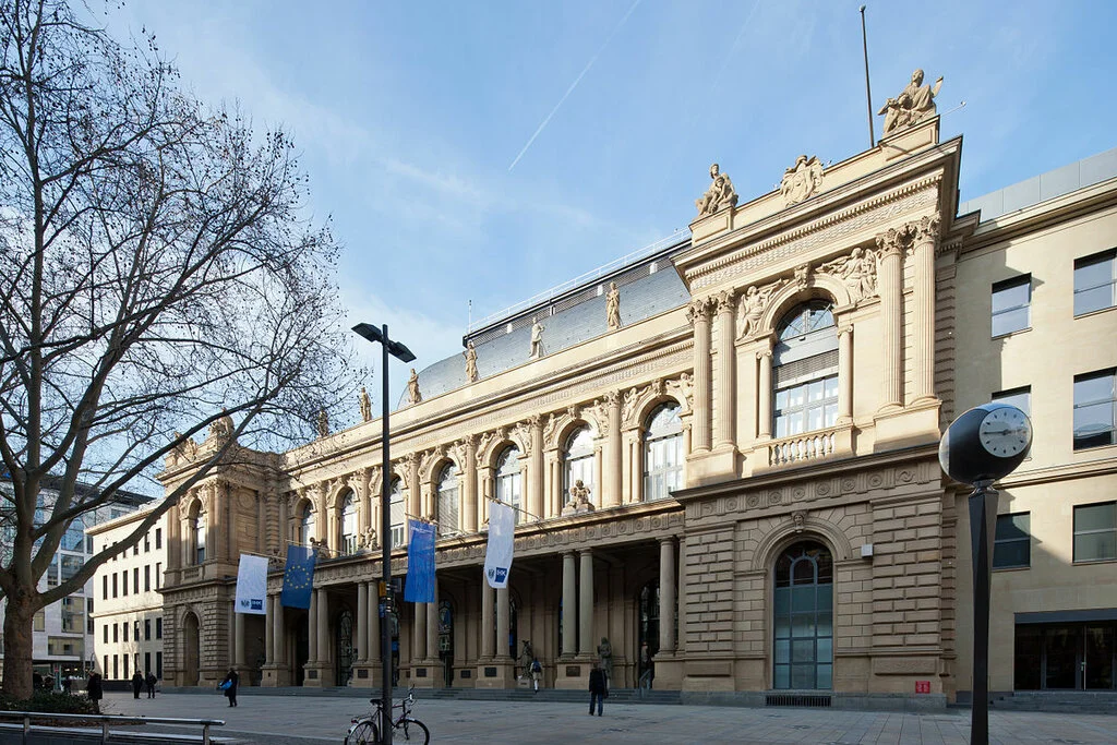 1200px-Frankfurt_Am_Main-Neue_Boerse_von_Suedosten-20120222.webp